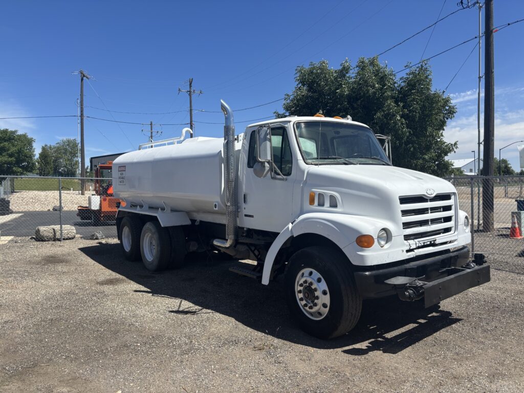2001 Sterling T/A 4,000 Gallon water truck